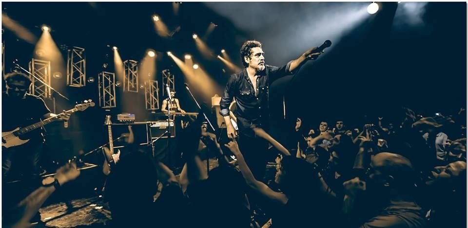 Al calor de las masas. Ricardo Tapia en pleno show de La Mississippi. Foto de Hugo Grassi.