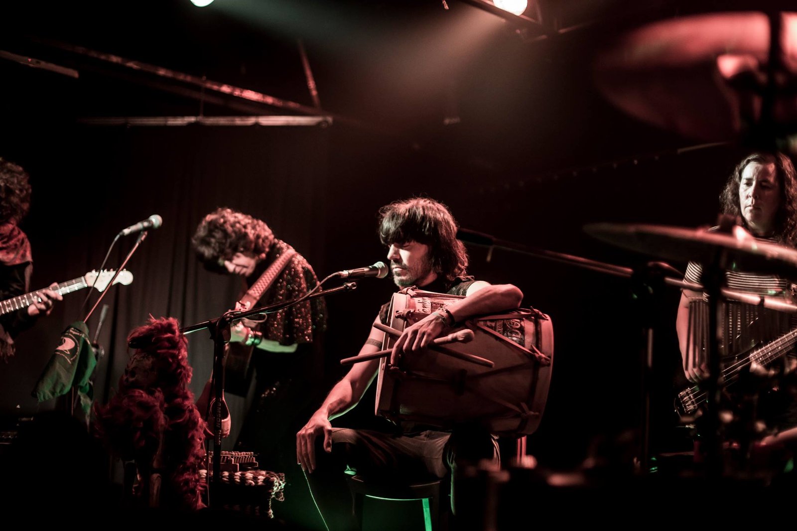 Oye Dominga. La banda en plan vivo y directo. "Queremos ir a Salta" dicen.
