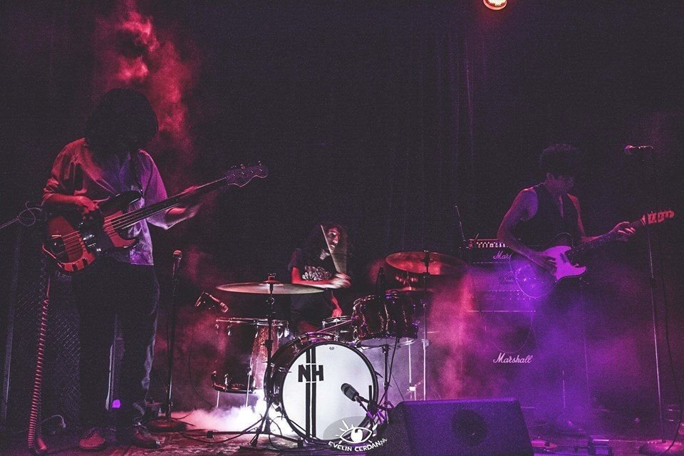 Tres diferencias. La banda capturada en el vivo. Foto de Eve Cerdan.