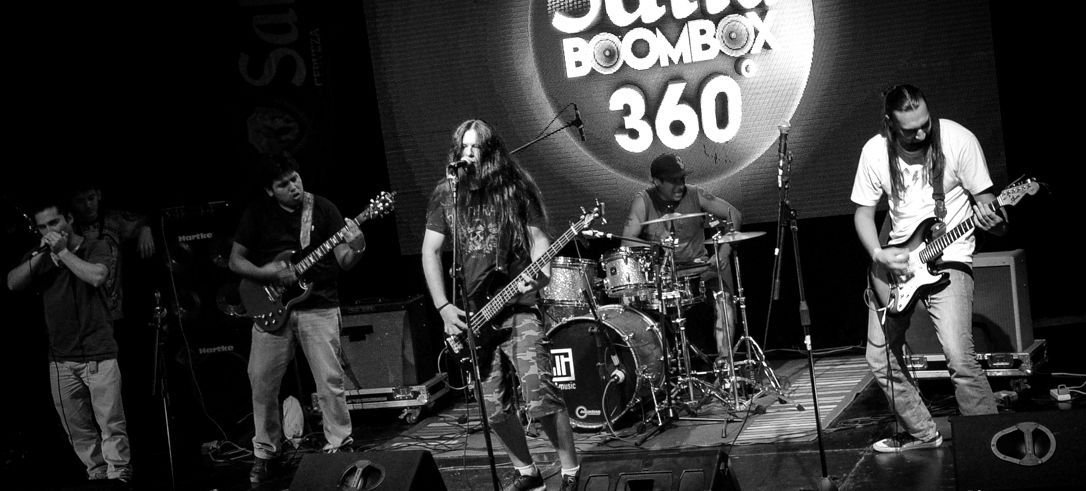 Fiesta cervezal. Lucas, Oso, Peluca, Mono y Jipi tocando en la final del último BoomBox. Fotografía de Carolina Vera