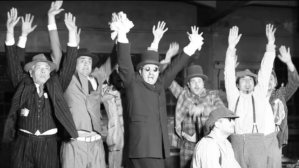 Y la banda sigue. Los Decadentes en acción en un clip.