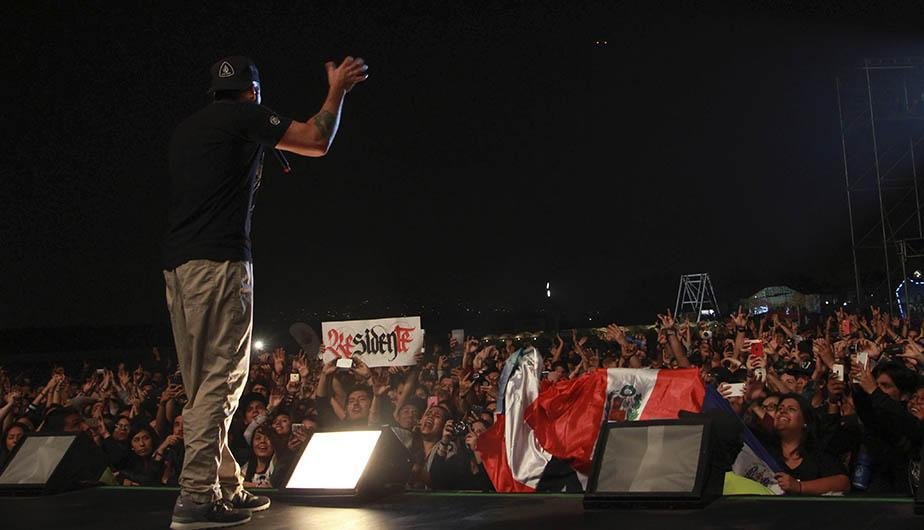 Residente ante una multitud
